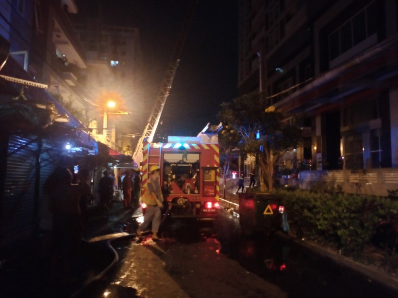 Lực lượng cảnh sát phòng cháy, chữa cháy triển khai công tác dập lửa tại hiện trường.