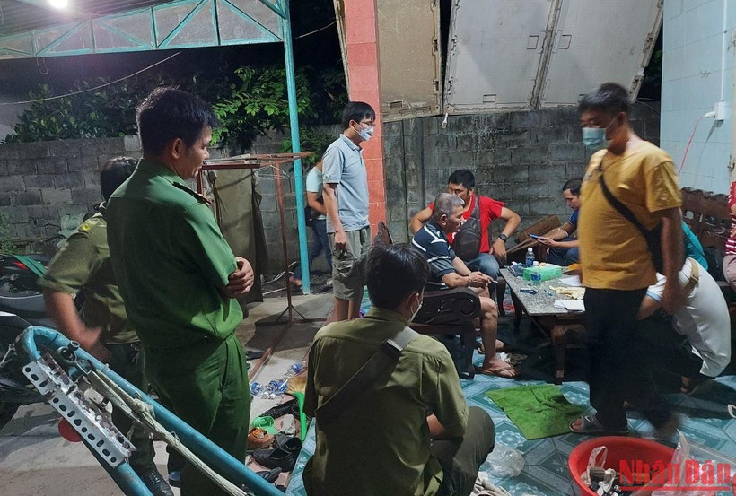 Cơ quan điều tra tiến hành khám xét khẩn cấp nhà của Trương Minh Thế và thu giữ nhiều tang vật.