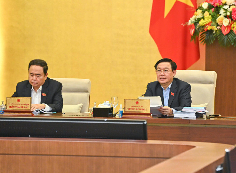 Chủ tịch Quốc hội Vương Đình Huệ phát biểu bế mạc phiên họp. (Ảnh: DUY LINH)