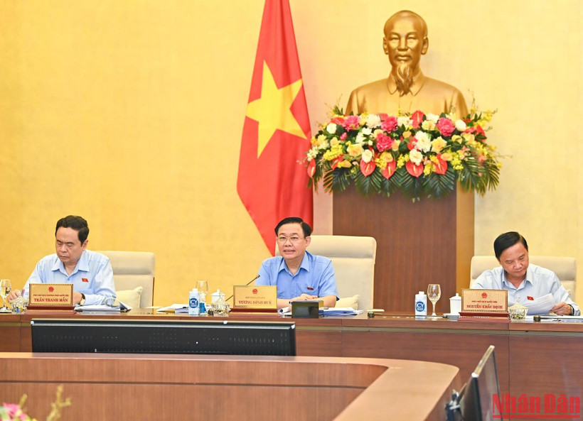 Chủ tịch Quốc hội Vương Đình Huệ phát biểu ý kiến tại phiên họp chuyên đề pháp luật sáng 24/9.