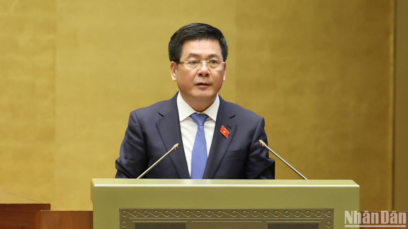 Bộ trưởng Công thương Nguyễn Hồng Diên trình bày Báo cáo thuyết minh về văn kiện gia nhập CPTPP của Liên hiệp Vương quốc Anh và Bắc Ireland. (Ảnh: DUY LINH)
