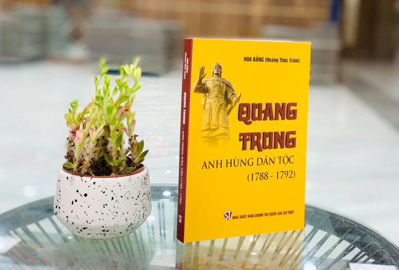 Cuốn sách "Quang Trung - Anh hùng dân tộc (1788-1792)" của Nhà nghiên cứu sử học và văn học Hoàng Thúc Trâm.