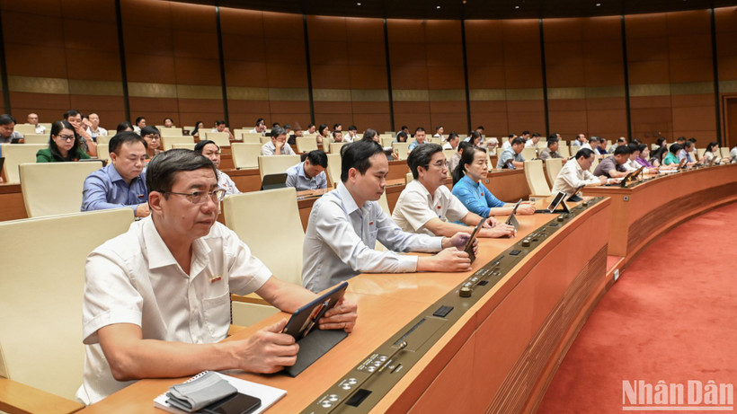 Các đại biểu Quốc hội dự phiên họp ở hội trường chiều 19/5. (Ảnh: BÙI GIANG)