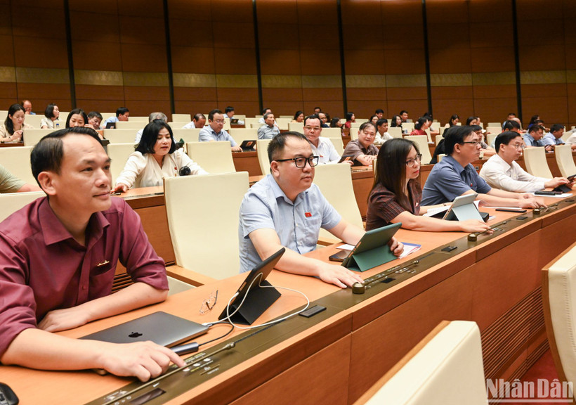Các đại biểu Quốc hội bấm nút biểu quyết thông qua Nghị quyết về Chương trình xây dựng luật, pháp lệnh năm 2025, điều chỉnh Chương trình xây dựng luật, pháp lệnh năm 2024. (Ảnh: DUY LINH)