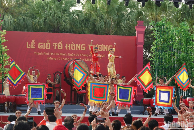 Chương trình văn nghệ tại lễ Giỗ Tổ Hùng Vương.