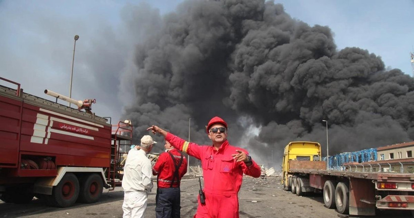 Hiện trường vụ nổ tại cảng Shahid Rajaee ở thành phố Bandar Abbas, tỉnh Hormozgan, phía Tây Nam Iran ngày 26/4/2025. (Ảnh: THX/TTXVN) 