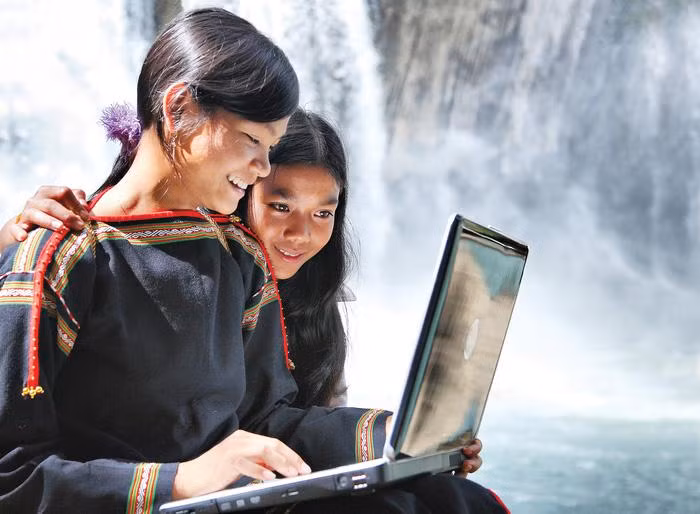 Cơ hội tiếp cận với máy tính và internet của đồng bào dân tộc Tây Nguyên ngày càng được nâng cao. (Ảnh minh họa)