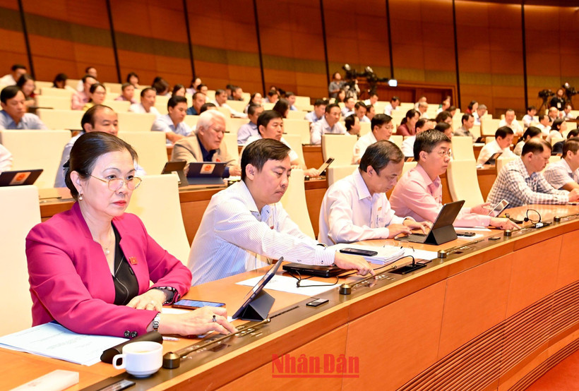 Quốc hội biểu quyết thông qua Luật sửa đổi, bổ sung một số điều của Luật Tần số vô tuyến điện trong phiên họp, ngày 9/11. (Ảnh: ĐĂNG KHOA)