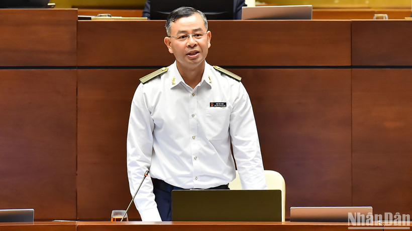 Tổng Kiểm toán nhà nước Ngô Văn Tuấn trả lời chất vấn của đại biểu Quốc hội sáng 5/6. (Ảnh: LINH NGUYÊN)