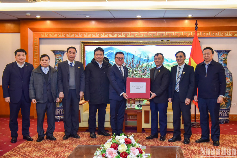 Tổng Biên tập Báo Nhân Dân Lê Quốc Minh trao những món quà Tết ý nghĩa từ Báo Nhân Dân đến tập thể lãnh đạo, cán bộ, nhân viên Trung ương Hội Cựu chiến binh Việt Nam. (Ảnh: NHẬT QUANG)