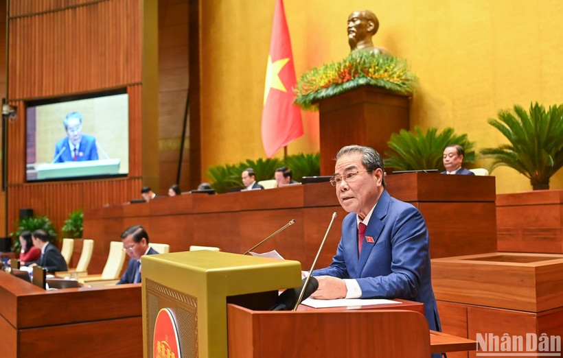 Chủ nhiệm Ủy ban Dân nguyện và Giám sát của Quốc hội Dương Thanh Bình báo cáo tại Kỳ họp thứ 9, Quốc hội khóa XV, sáng 5/5. (Ảnh: DUY LINH)