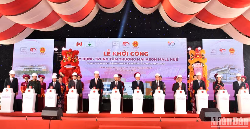 Các đại biểu thực hiện nghi thức khởi công Dự án Trung tâm thương mại Aeon Mall Huế.