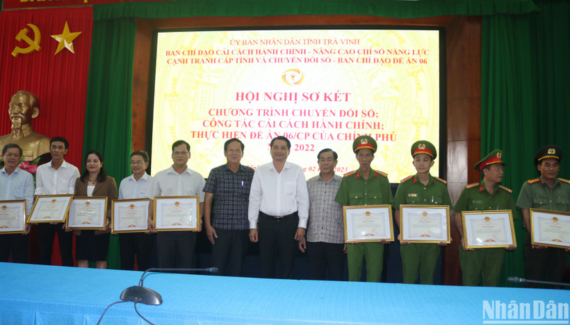 Các cá nhân có thành tích xuất sắc trong thực hiện chuyển đổi số nhận Bằng khen của Ủy ban nhân dân tỉnh Trà Vinh.