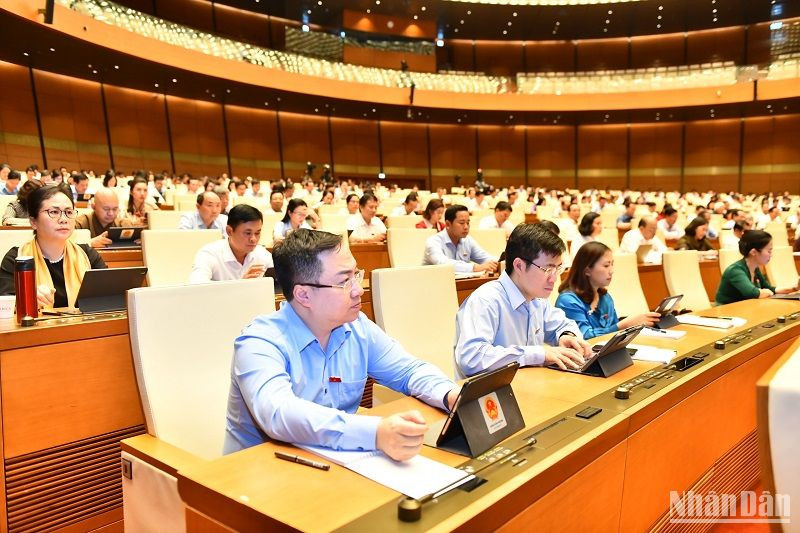 Các đại biểu dự phiên thảo luận ở hội trường chiều 25/5. (Ảnh: ĐĂNG KHOA)