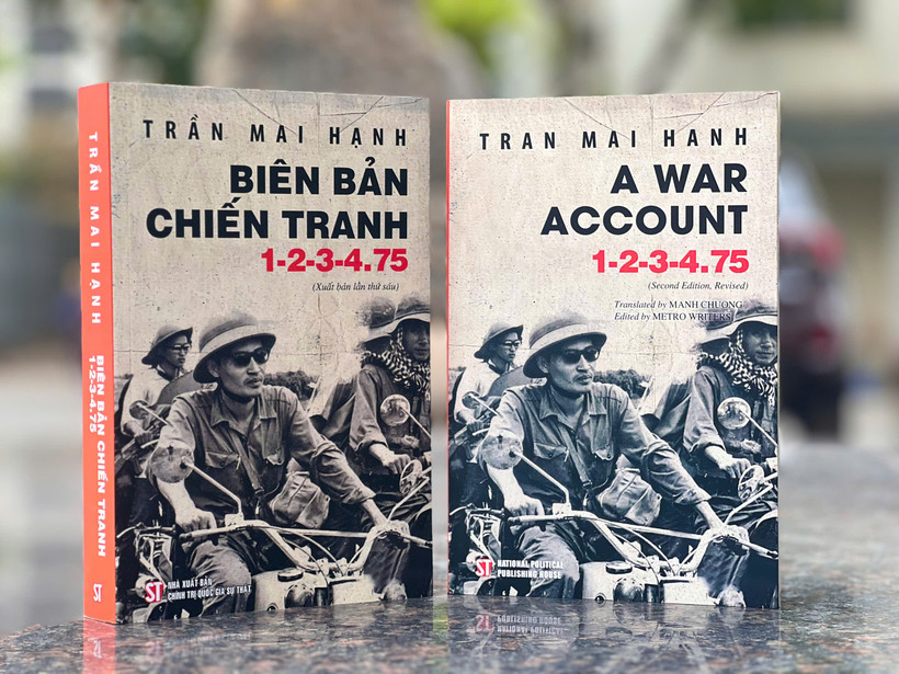 Cuốn sách "Biên bản chiến tranh 1-2-3-4.75" phiên bản tiếng Việt và tiếng Anh.
