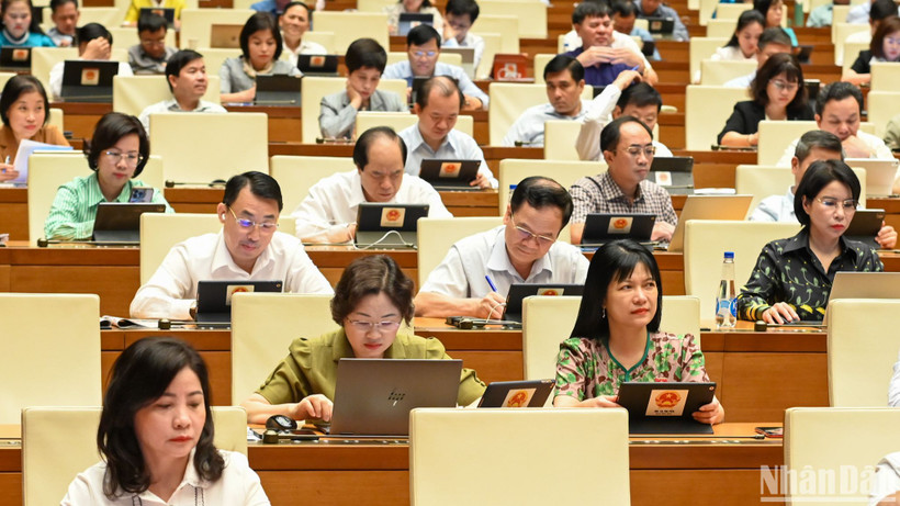 Các đại biểu Quốc hội dự phiên họp ở hội trường ngày 10/5. (Ảnh: BÙI GIANG)