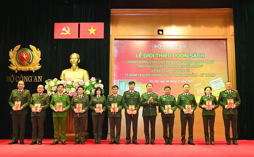 Thượng tướng, PGS, TS Trần Quốc Tỏ, Ủy viên Trung ương Đảng, Phó Bí thư Đảng ủy Công an Trung ương, Thứ trưởng Công an trao tặng cuốn sách cho các đơn vị thuộc Bộ Công an. 