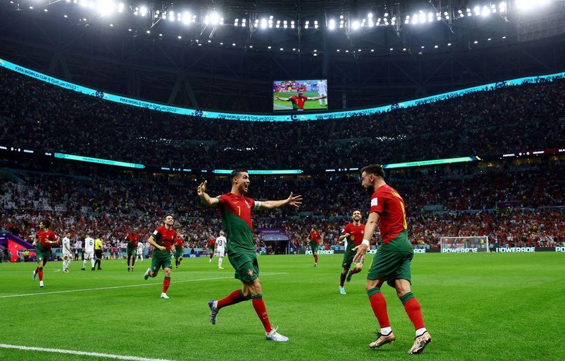 Cristiano Ronaldo và Bruno Fernandes ăn mừng bàn thắng mở tỷ số trong trận gặp Uruguay. (Ảnh: Reuters)