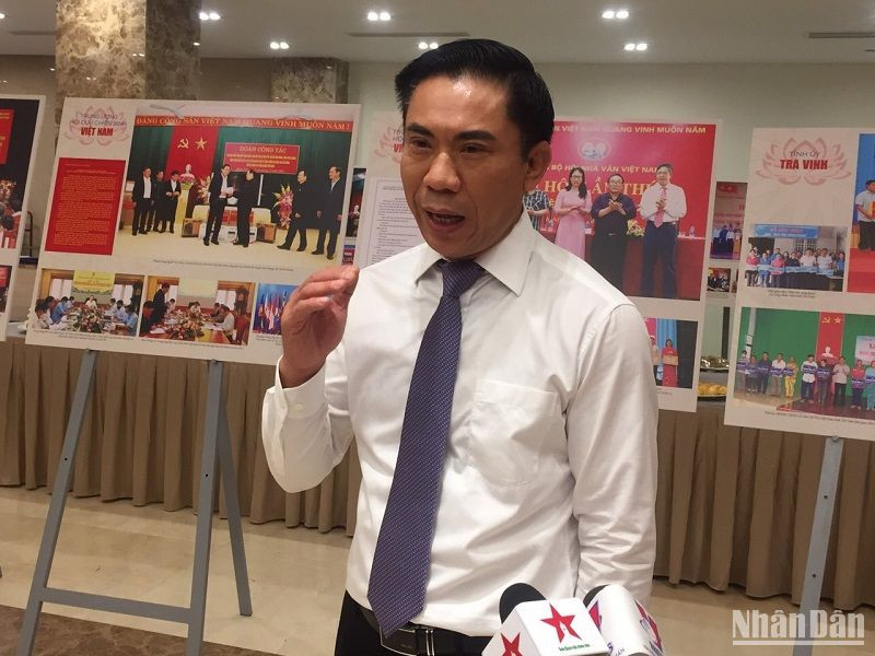 Vụ trưởng Vụ Lý luận chính trị, Ban Tuyên giáo Trung ương Đoàn Văn Báu trao đổi với phóng viên bên lề Hội thảo. (Ảnh: VĂN TOẢN)