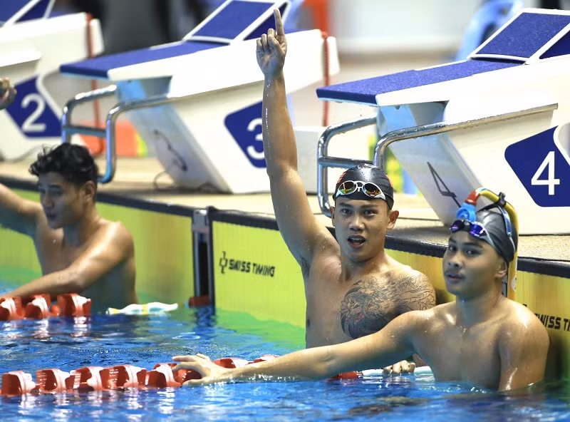 Vũ Đặng Nhật Nam (giữa) giành Huy chương Vàng nội dung lặn vòi hơi chân vịt đôi 400m nam. (Ảnh: TTXVN) 