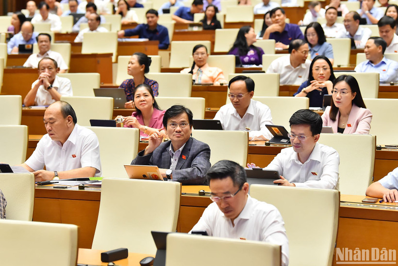 Các đại biểu Quốc hội thảo luận ở hội trường về dự án Luật Nhà ở (sửa đổi) chiều 26/10. (Ảnh: THỦY NGUYÊN)