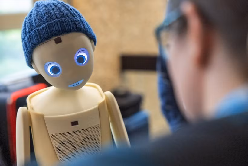 Khách tham quan trò chuyện với robot Navel do Navel Robotics sản xuất, tại một hội nghị cấp cao về AI ở Geneva, Thụy Sĩ, ngày 30/5/2024. (Ảnh: Reuters)