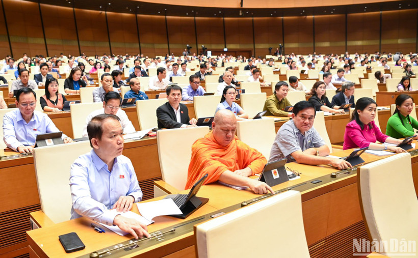 Đại biểu Quốc hội biểu quyết thông qua Nghị quyết thí điểm một số cơ chế, chính sách đặc thù về đầu tư xây dựng công trình giao thông đường bộ. (Ảnh: DUY LINH)