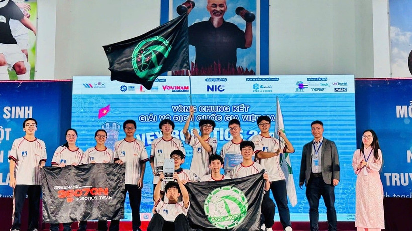 Đội GreenAms Robotics Team 36070N nhận giải Vô địch Liên minh (Teamwork Champions Award) và giải Xuất sắc (Excellence Award) tại Vòng chung kết hạng mục VEX V5 của Giải Vô địch quốc gia Việt Nam VEX Robotics 2025.