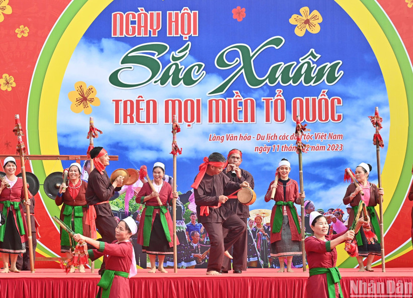 Một tiết mục biểu diễn văn nghệ tại Ngày hội "Sắc xuân trên mọi miền Tổ quốc". (Ảnh: ĐĂNG KHOA)