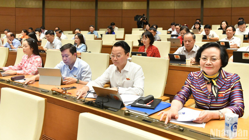 Các đại biểu Quốc hội biểu quyết thông qua Nghị quyết về phê chuẩn quyết toán ngân sách nhà nước năm 2022. (Ảnh: ĐĂNG KHOA)