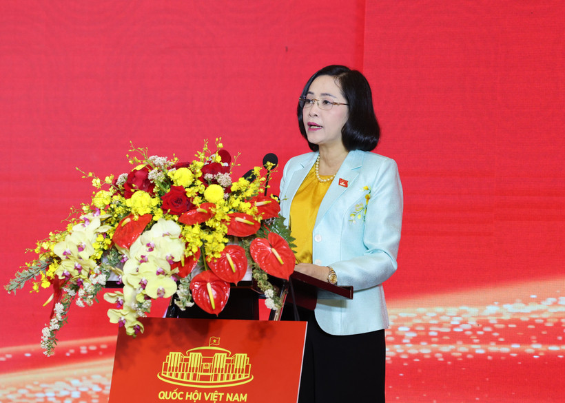 Trưởng Ban Công tác đại biểu Nguyễn Thị Thanh báo cáo tổng kết tình hình tổ chức và hoạt động của Hội đồng nhân dân các tỉnh, thành phố trực thuộc trung ương năm 2023 và phương hướng, nhiệm vụ công tác năm 2024. (Ảnh: DUY LINH)