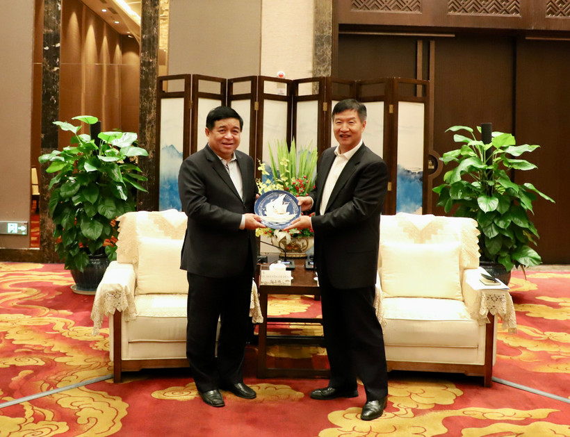 Bộ trưởng Kế hoạch và Đầu tư Nguyễn Chí Dũng và Phó Bí thư Tỉnh ủy, Tỉnh trưởng tỉnh Hải Nam Lưu Tiểu Minh.