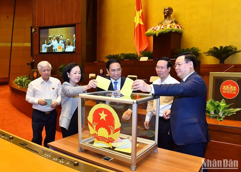 Các đồng chí Lãnh đạo Đảng, Nhà nước bỏ phiếu trong phiên họp về công tác nhân sự chiều 22/5. (Ảnh: THỦY NGUYÊN) 
