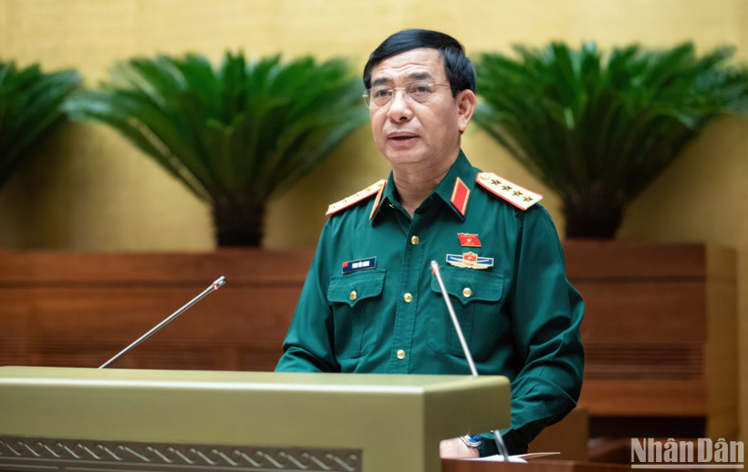 Bộ trưởng Quốc phòng Phan Văn Giang trình bày tờ trình về dự án Luật Công nghiệp quốc phòng, an ninh và động viên công nghiệp. (Ảnh: ĐĂNG KHOA)