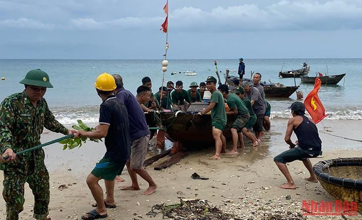 Bộ đội Biên phòng giúp người dân đưa tàu thuyền vào bờ tránh bão.
