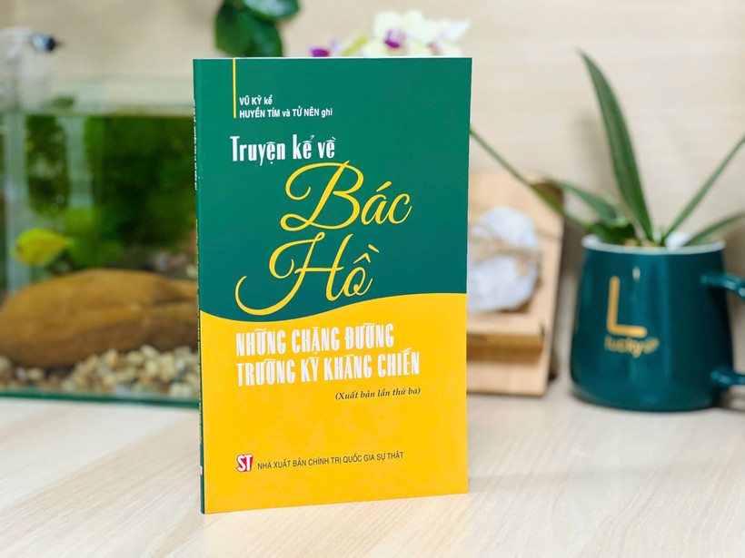 Cuốn sách "Truyện kể về Bác Hồ - Những chặng đường trường kỳ kháng chiến".