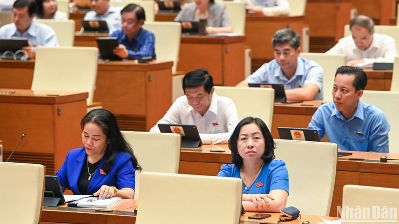 Các đại biểu dự phiên thảo luận ở hội trường về dự án Luật Bảo hiểm xã hội (sửa đổi) sáng 27/5. (Ảnh: DUY LINH) 