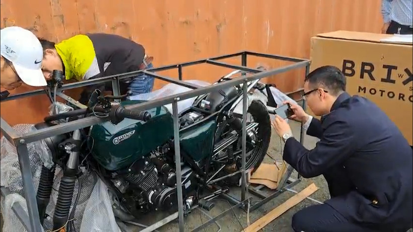 Lực lượng Hải quan xác minh nghi vấn gian lận xuất xứ của 52 xe mô-tô hiệu Brixton.