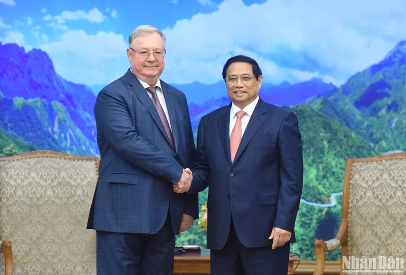 Thủ tướng Phạm Minh Chính tiếp Chủ tịch Hội Luật gia Liên bang Nga Sergey Stepashin, nguyên Thủ tướng Chính phủ Liên bang Nga. (Ảnh: TRẦN HẢI)