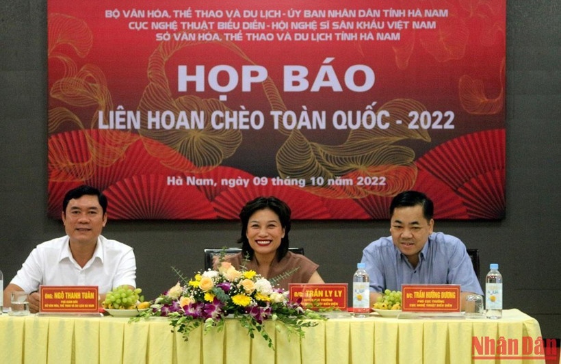 Các đại biểu chủ trì họp báo.