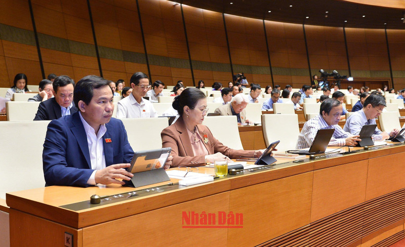 Quốc hội thảo luận ở hội trường về dự án Luật Giao dịch điện tử (sửa đổi) sáng 11/11. (Ảnh: THỦY NGUYÊN)