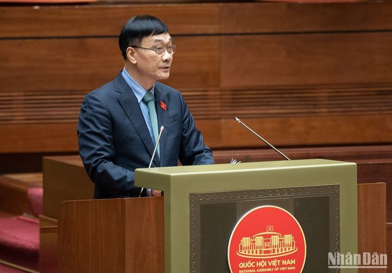 Chủ nhiệm Ủy ban Kinh tế Vũ Hồng Thanh báo cáo tóm tắt một số vấn đề lớn còn ý kiến khác nhau về dự án Luật Đất đai (sửa đổi). (Ảnh: DUY LINH)