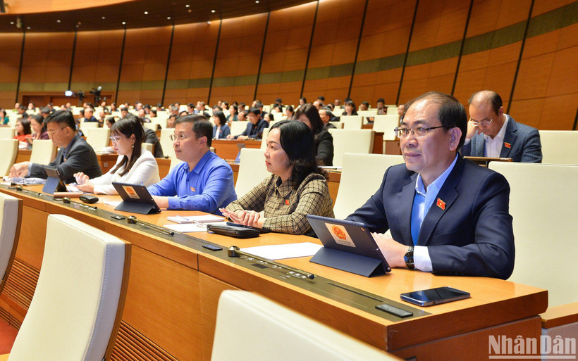 Các đại biểu Quốc hội dự phiên thảo luận ở hội trường về dự án Luật Khám bệnh, chữa bệnh (sửa đổi) chiều 6/1. (Ảnh: THỦY NGUYÊN)