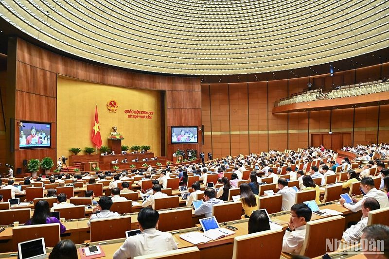 Quang cảnh một phiên thảo luận ở Hội trường Diên Hồng tại Kỳ họp thứ 5, Quốc hội khóa XV. (Ảnh: THỦY NGUYÊN)