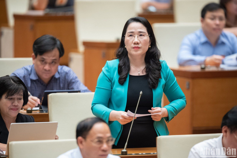 Đại biểu Nguyễn Thị Thủy (đoàn Bắc Kạn) kiến nghị bổ sung quy định cấm hành vi phát tán, mua bán trái phép thông tin của người tiêu dùng. (Ảnh: DUY LINH)