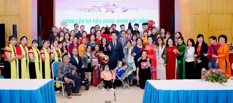 Các đại biểu dự chương trình chụp ảnh lưu niệm.