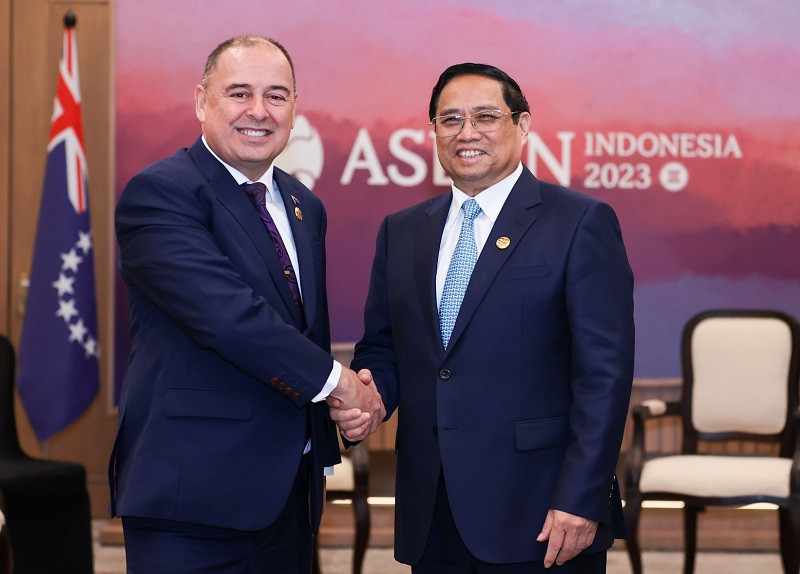 Thủ tướng Phạm Minh Chính gặp Thủ tướng Quần đảo Cook Mark Brown (bên trái) trong khuôn khổ Hội nghị Cấp cao ASEAN 43 và các Hội nghị liên quan. (Ảnh: NHẬT BẮC)