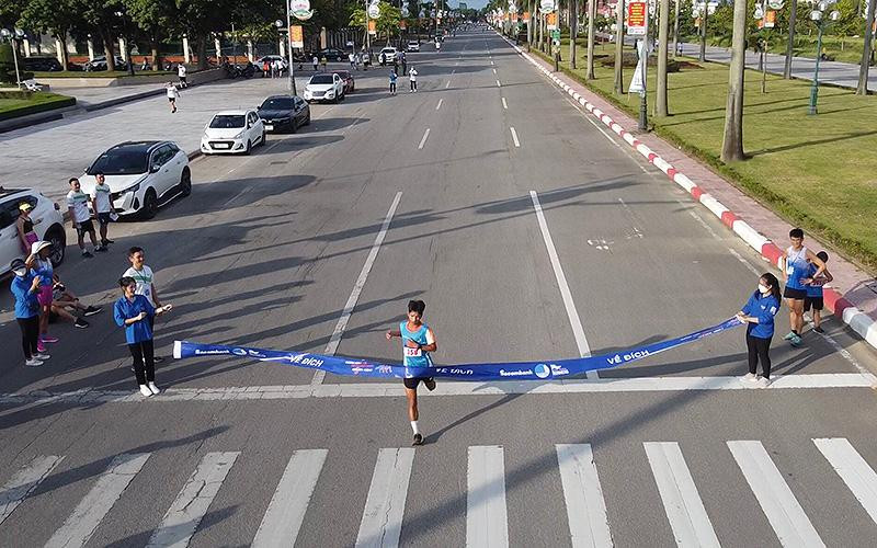 Một hội viên Hội Liên hiệp Thanh niên tỉnh Hà Tĩnh về đích trong phần chạy hưởng ứng chặng 7 chương trình “Những bước chân vì cộng đồng”.