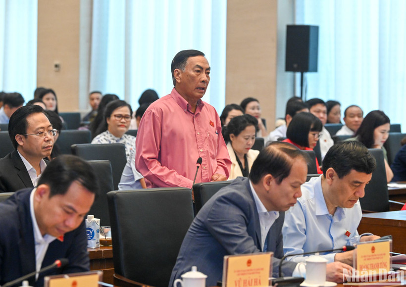 Đại biểu Phạm Văn Hòa (đoàn Đồng Tháp) tham gia ý kiến trong phiên thảo luận sáng 27/3. (Ảnh: DUY LINH)