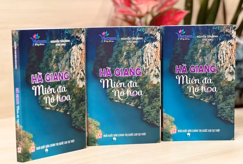 Cuốn sách "Hà Giang - Miền đá nở hoa".